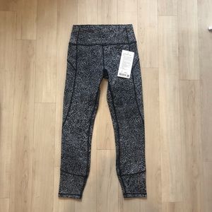 Lululemon In Movement Tight 25” Size 6 NWT